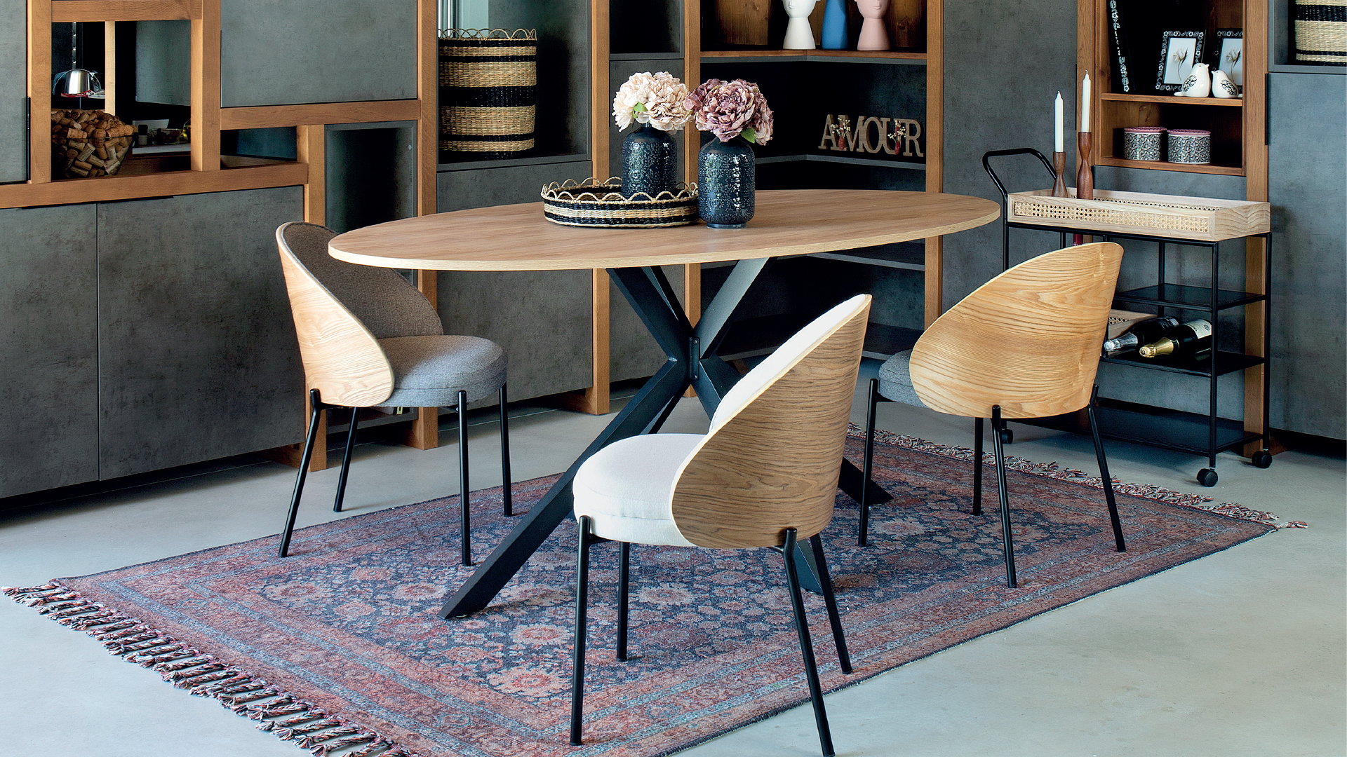 /on/demandware.static/-/Sites-homa-storefront-pt/default/dw0cb60125/Mobiliário-Cadeiras e bancos_20240124 textos SEO páginas categorias.jpg